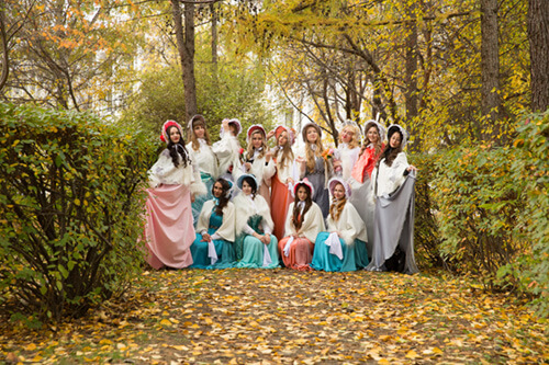 Участницы фестиваля в окружении осеннего пейзажа